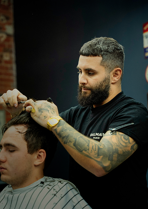 Klient podczas strzyżenia w barber shop No Mercy Żyrardów