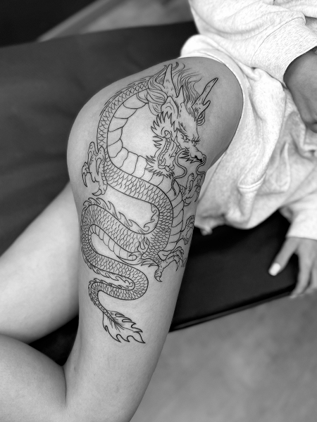 Tatuaż smoka na nodze w stylu black and grey No Mercy Żyrardów