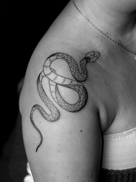 Tatuaż węża na ramieniu w realistycznym stylu No Mercy Tattoo Żyrardów