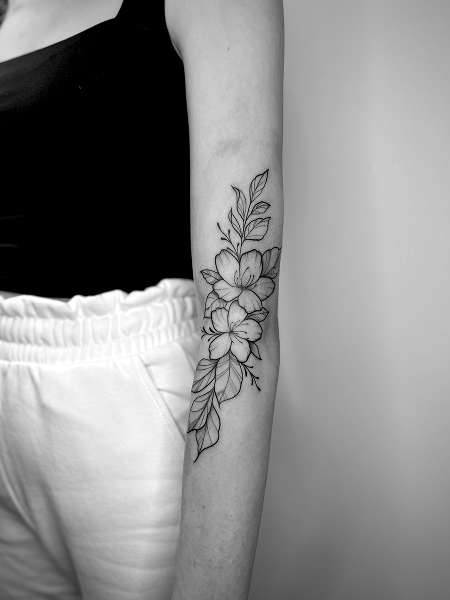 Tatuaż florystyczny na ręce wykonany w studio No Mercy Tattoo Żyrardów