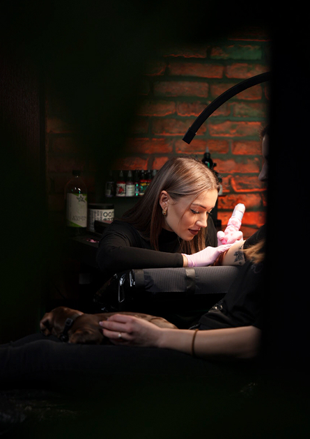 Tatuażystka podczas wykonywania tatuażu w studio No Mercy Tattoo w Żyrardowie